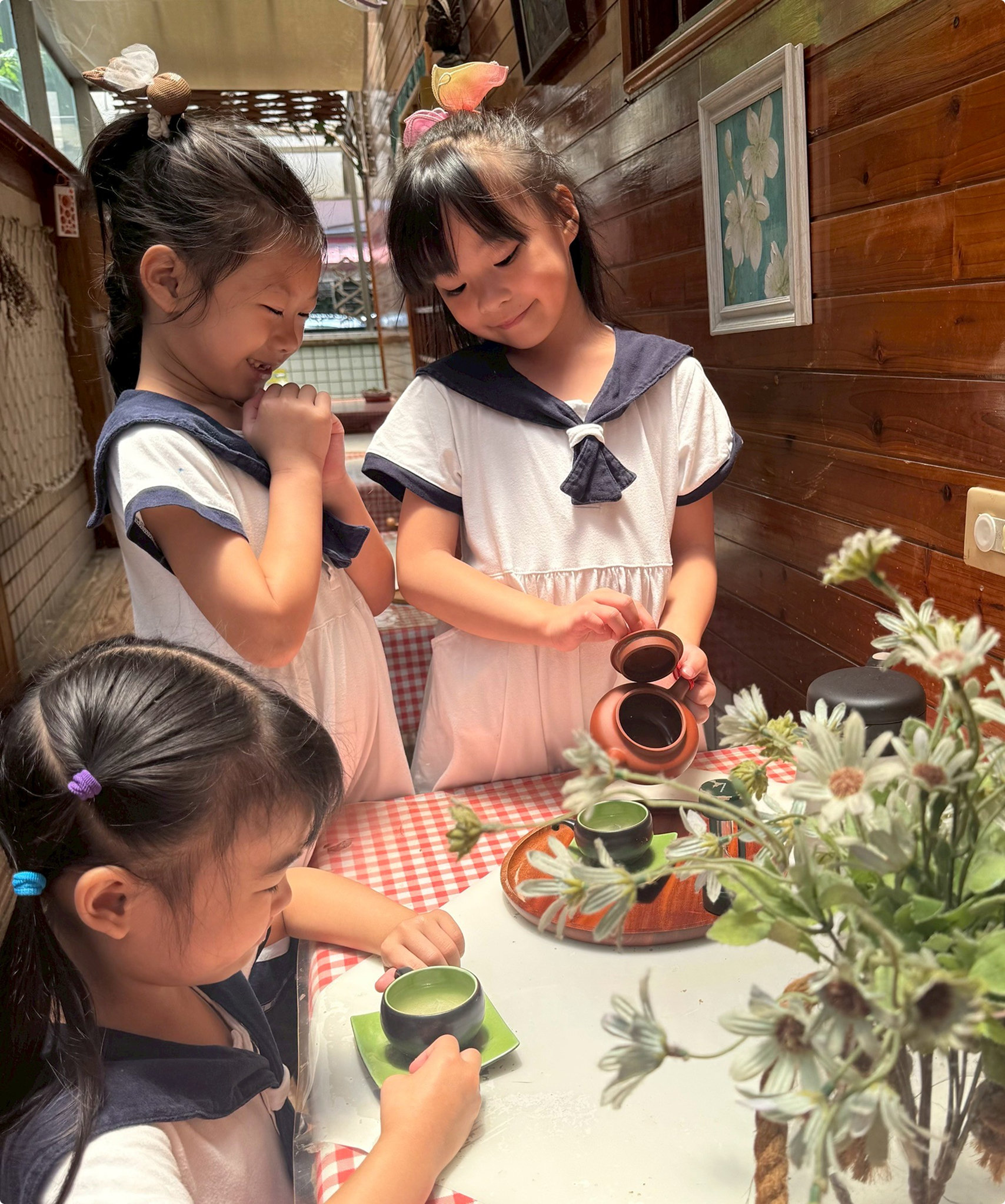 孩子們一起體驗茶道生活練習
